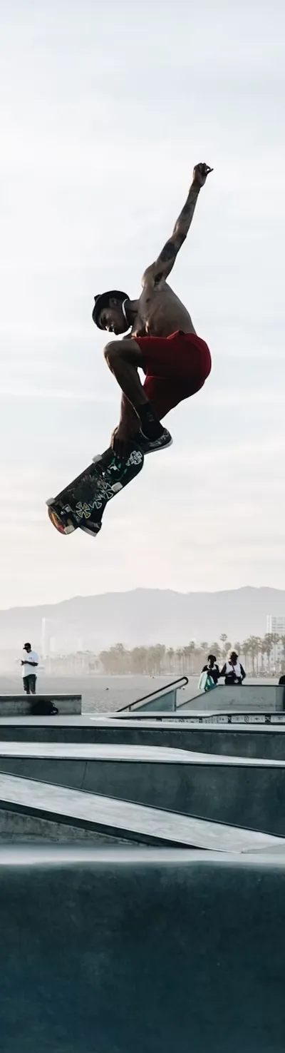 Tabla de skate con la foto de un skater saltando en un skatepark