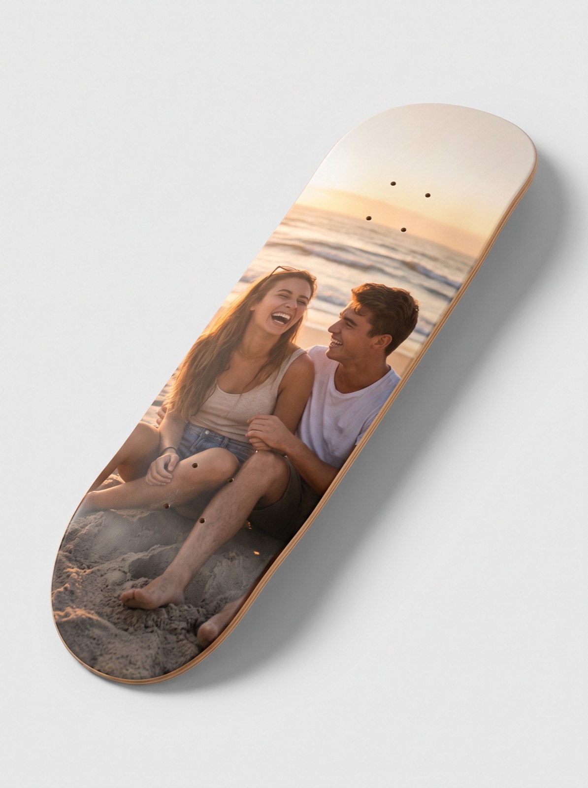 Planche avec la photo d'un couple à la plage