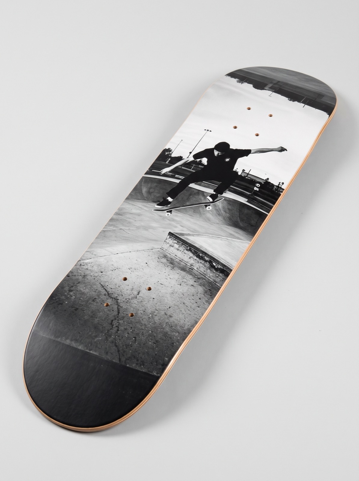Planche avec la photo en noir et blanc d'un skateur