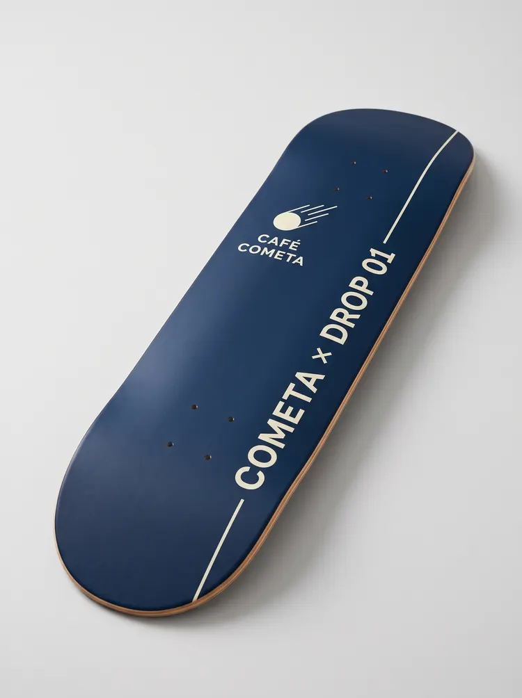Planche de skate bleue d'une marque de café inventée, avec le texte «COMETA × DROP 01»